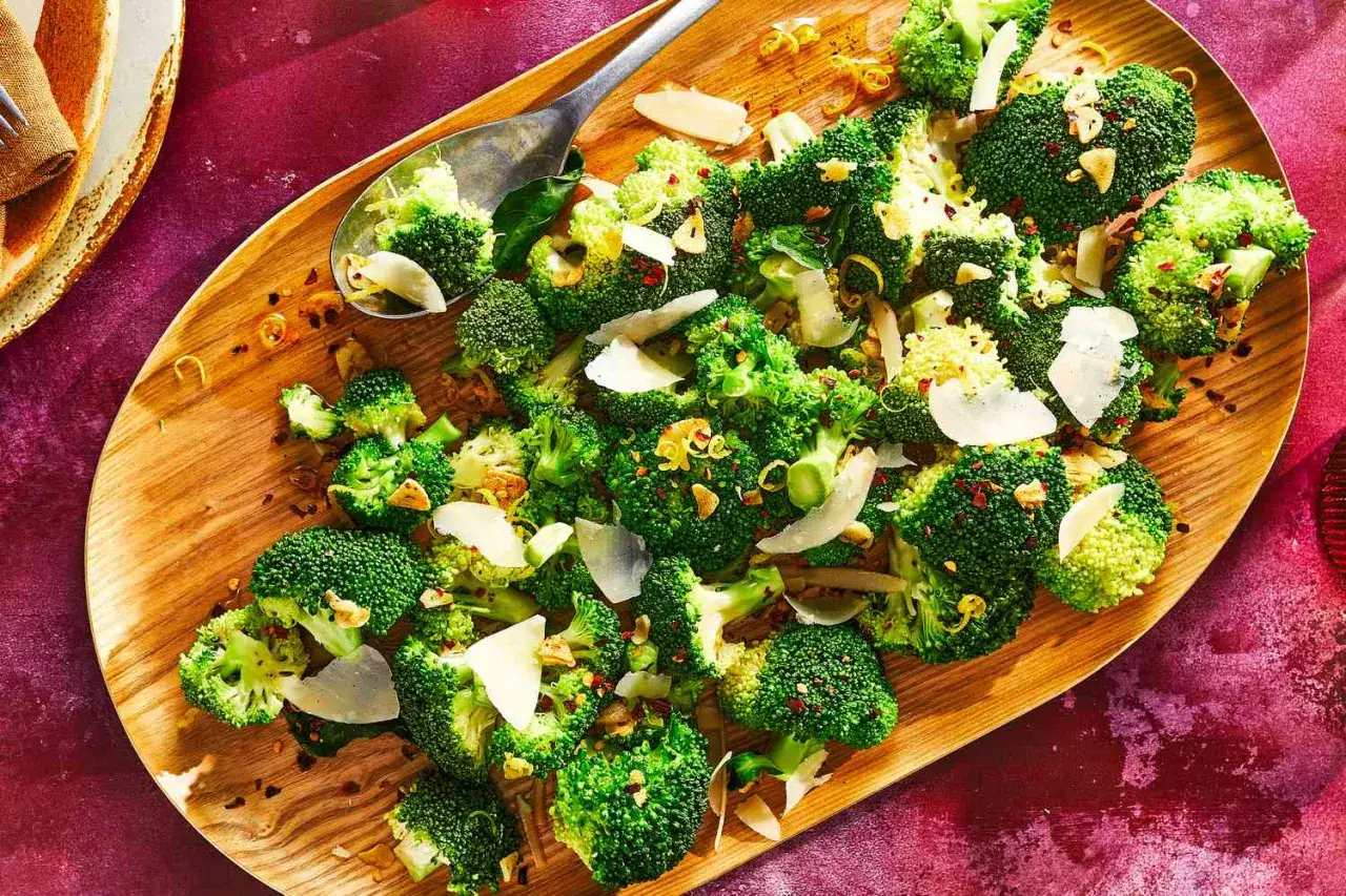 &Aring;nga broccoli serverad p&aring; ett tr&auml;fat, toppad med parmesan, n&ouml;tter och citronskal. En h&auml;rlig och h&auml;lsosam r&auml;tt.