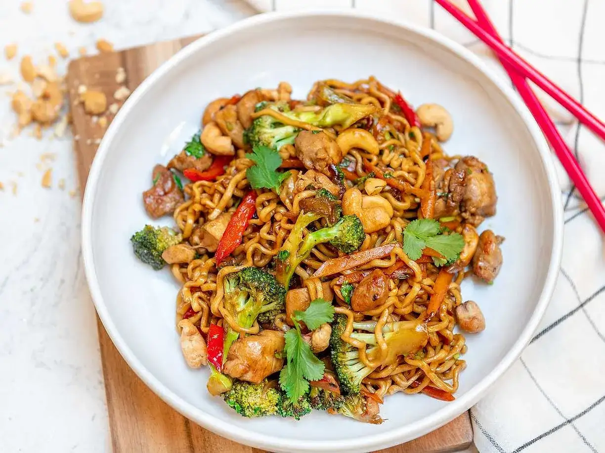 En härlig kycklingwok med nudlar, full av broccoli, paprika och cashewnötter. En perfekt middag!
