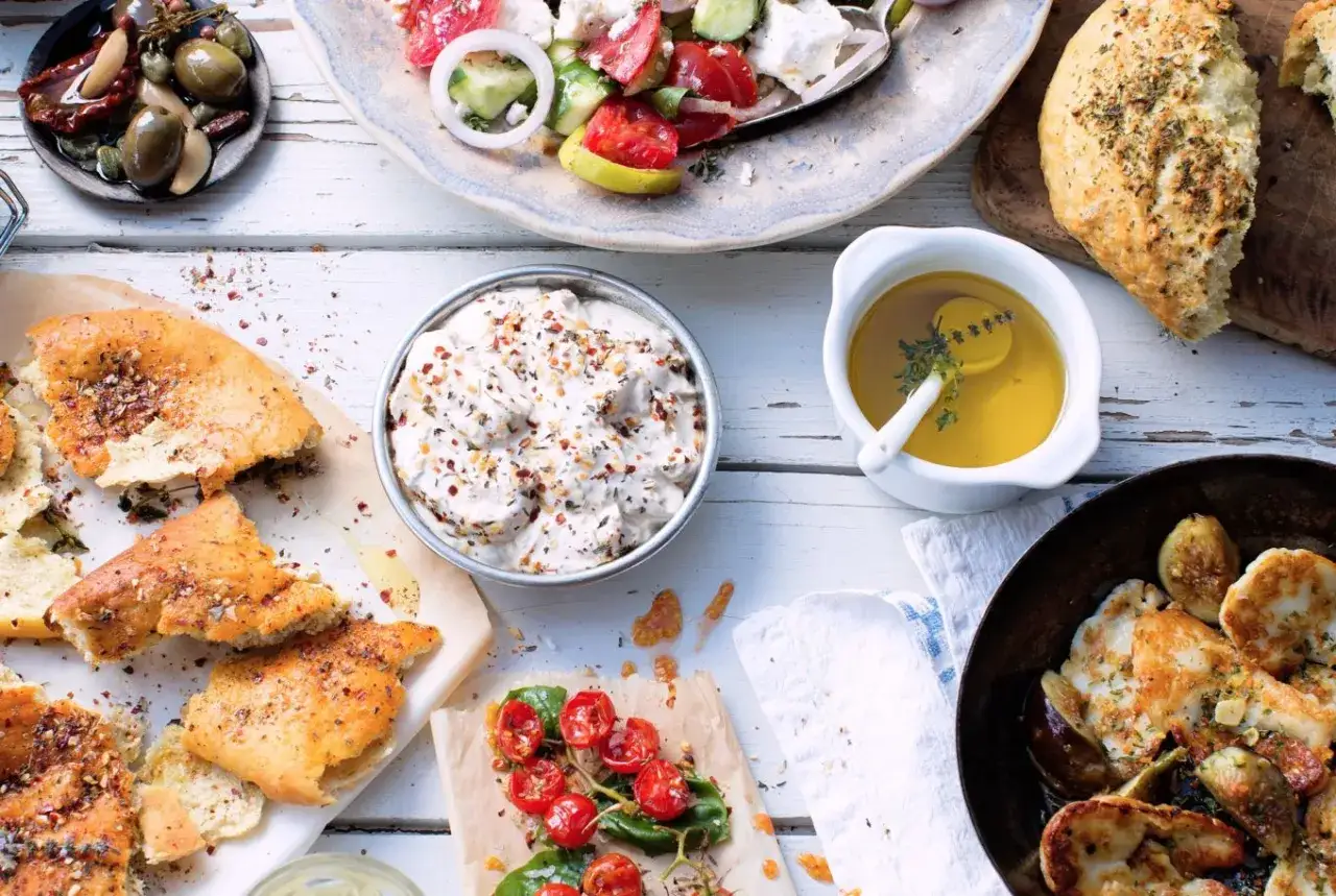 En härlig dukning med ramazan pidesi, sallad, oliver och friterad halloumi.