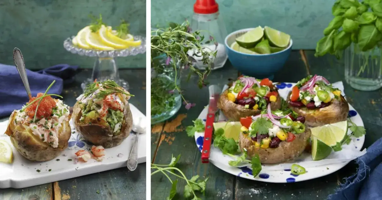 Två sorters bakad potatis fyllning: en med lax och rom, en annan med räkor och avokado. På andra sidan syns bakad potatis med mexikansk fyllning.