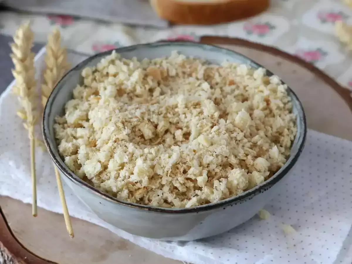 En skål med fluffigt panko innehåll, redo att ge krispighet åt din matlagning.