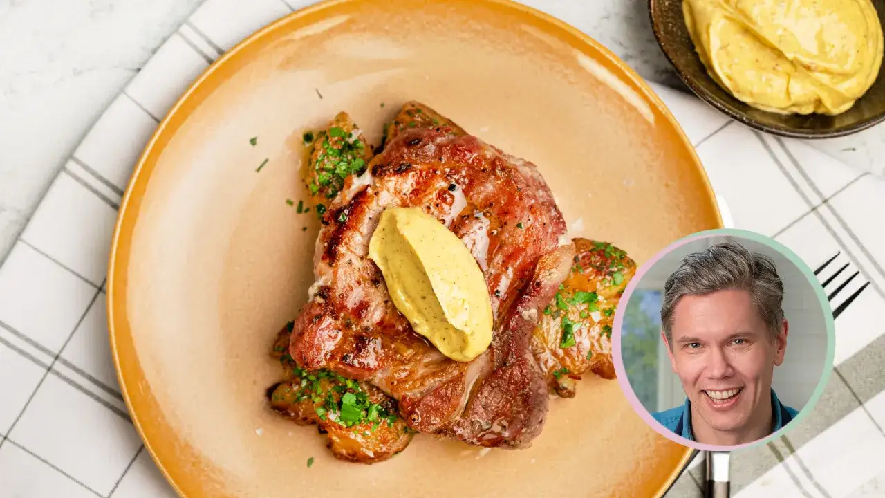 Grillad fläskkarré med krispiga potatisar och en klick senap. Perfekt för en sommarkväll när du vill grilla potatis.