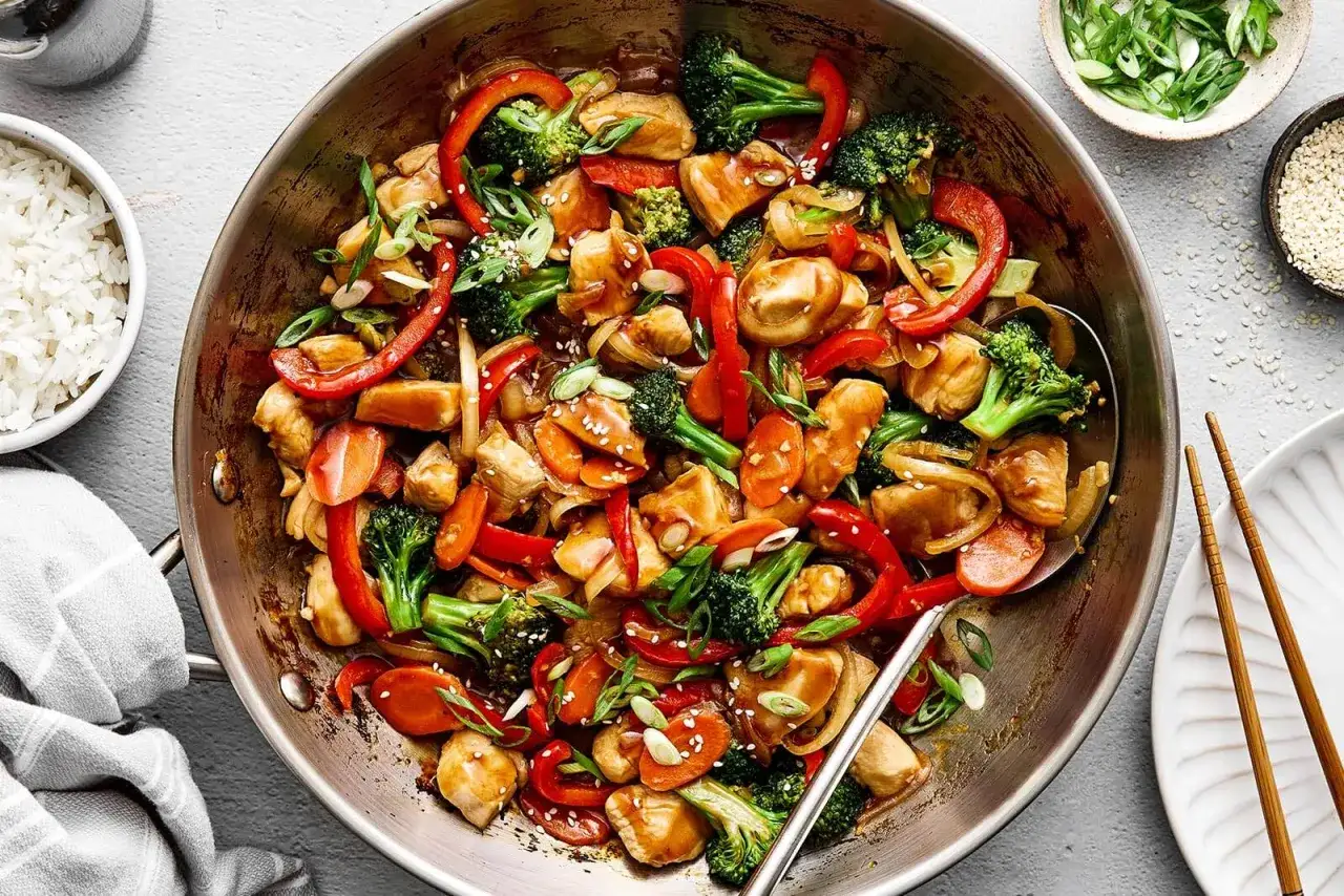 Enkel kyckling wok med broccoli, paprika och morötter. Ett snabbt och gott kyckling recept enkelt att laga.
