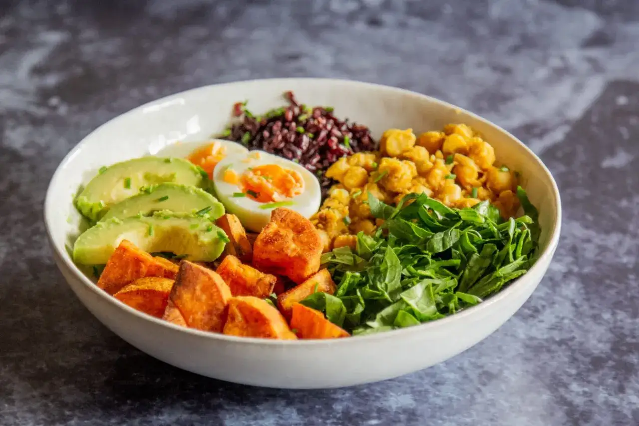 En n&auml;ringsrik bowl med svarta ris, kik&auml;rtor, s&ouml;tpotatis, avokado och &auml;gg. Ett perfekt bowl recept f&ouml;r en h&auml;lsosam lunch.