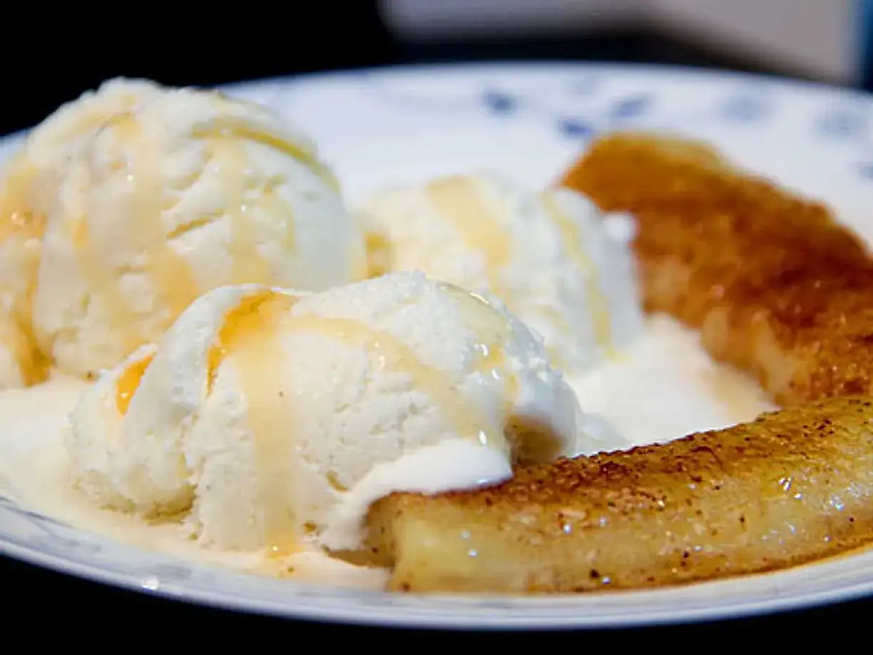 Krämig vaniljglass med honung över, serverad med gyllene, friterad banan panko. En ljuvlig dessert.