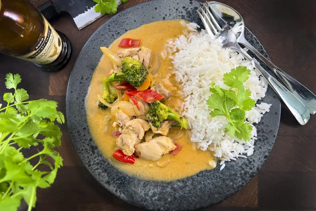 En smakrik thaigryta med kyckling, broccoli och paprika serveras med fluffigt ris. En perfekt middag!