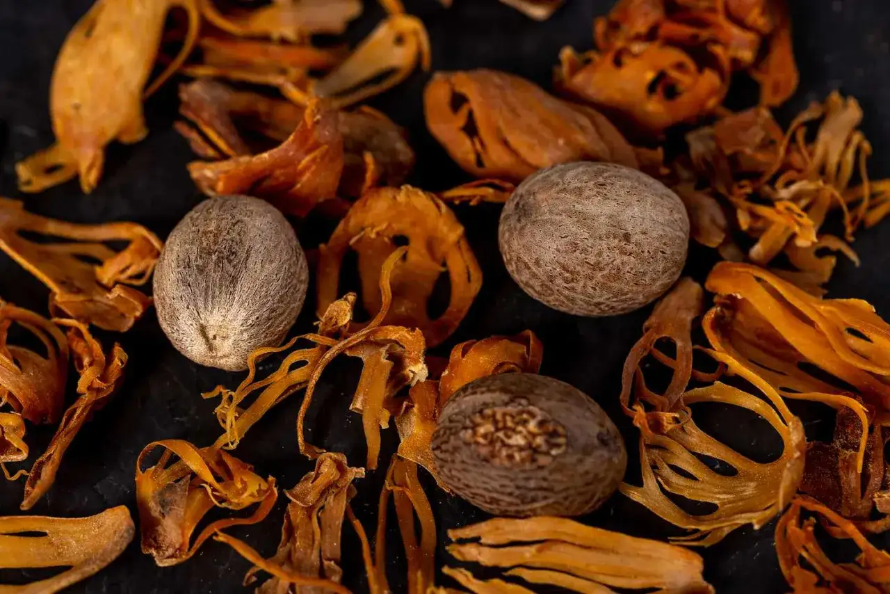 Muskotblomma, det yttre skalet från muskotnöten, och hela muskotnötter. Vad är mace? Det är en krydda med en varm, aromatisk smak.