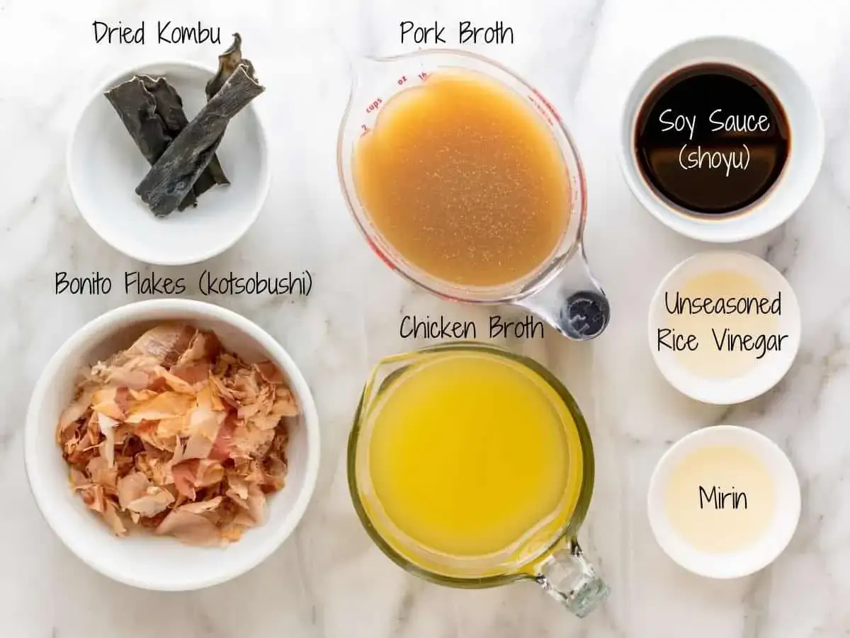 Ingredienser för en smakrik ramen buljong: torkad kombu, flarn av bonito, fläsk- och kycklingbuljong, sojasås, risvinäger och mirin.