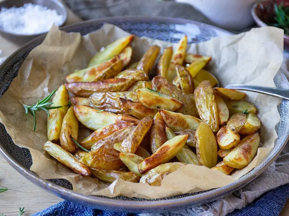 Krispiga klyftpotatis i airfryer, perfekt tillagad med rosmarin. Enkel och god rätt.