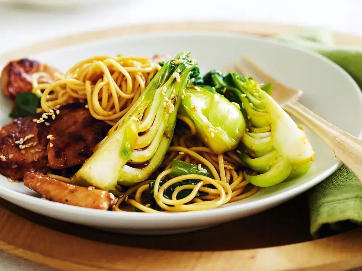 En läcker kycklingwok med teriyakisås, nudlar och pak choi, toppad med sesamfrön. En fest för ögat och magen!