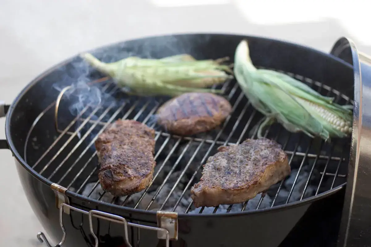Biffar och majskolvar grillas. Här är några grill tips för en perfekt sommarkväll.