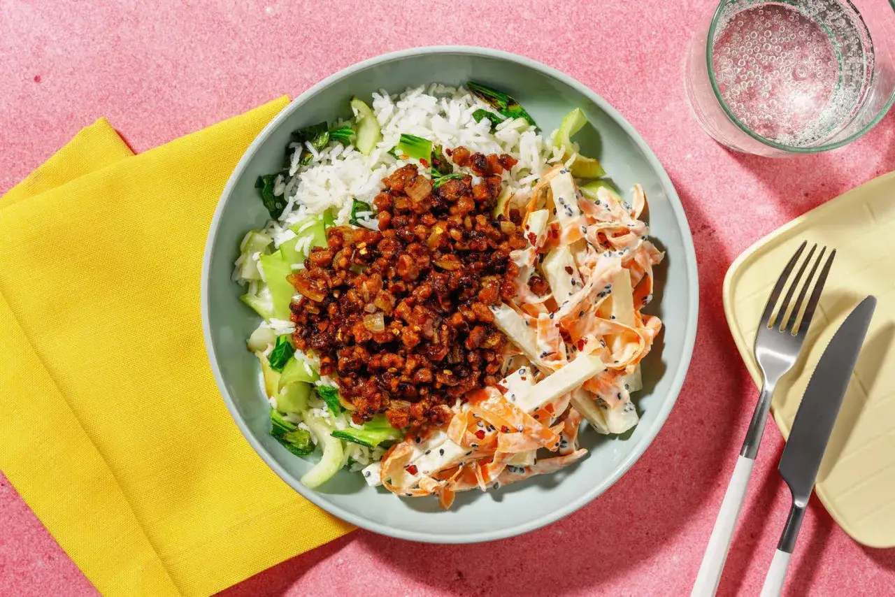 En sk&aring;l med ris, kryddig tempeh och en fr&auml;sch pak choi sallad med morot och sesamfr&ouml;n.
