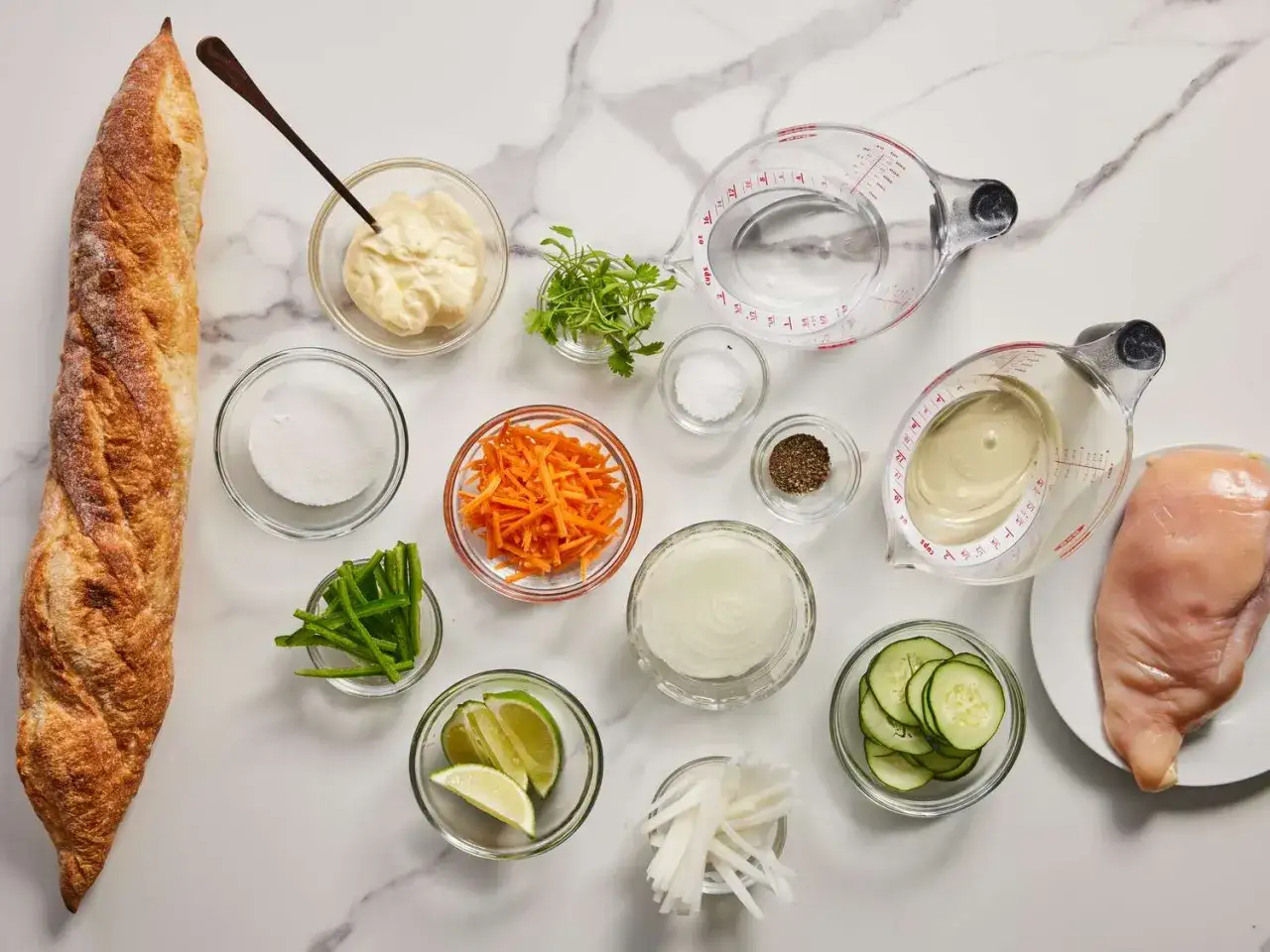 Ingredienser för banh mi: baguette, kycklingfilé, majonnäs, morötter, gurka, lök, lime, koriander, jalapeño, socker, salt, peppar och olja.