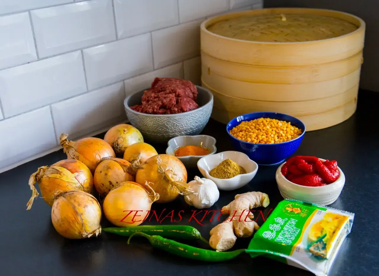 Förberedelser för afghansk mantu: köttfärs, lök, vitlök, ingefära, chili, linser, tomatpuré och kryddor.