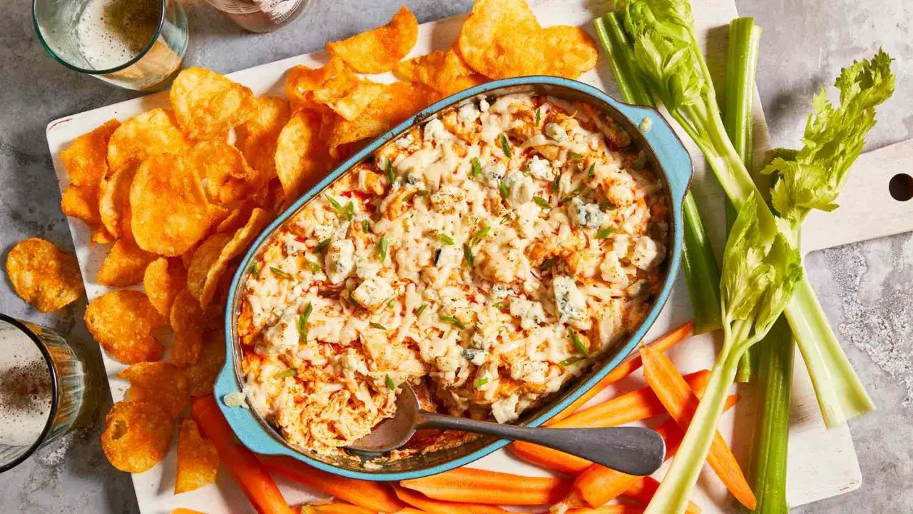 Buffeldipp med krämig ost och blåmögelost, perfekt för dipp recept. Serveras med potatischips, morötter och selleri.