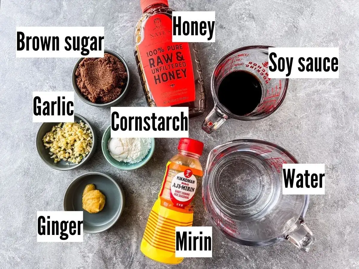 Ingredienser för teriyakisås: brunt socker, honung, vitlök, majsstärkelse, ingefära, mirin, sojasås och vatten.