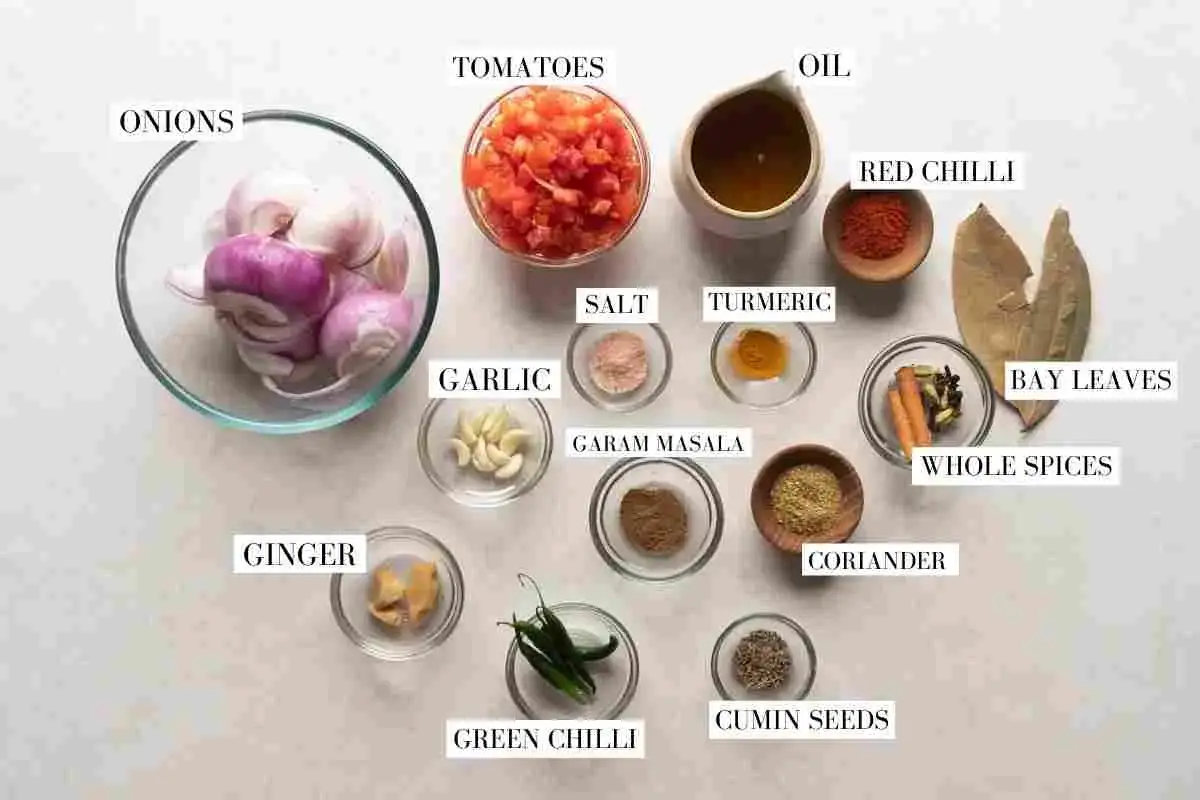 Ingredienser för chicken masala: lök, tomater, vitlök, ingefära, olja, chili, gurkmeja, garam masala, koriander, spiskummin, lagerblad och hela kryddor.
