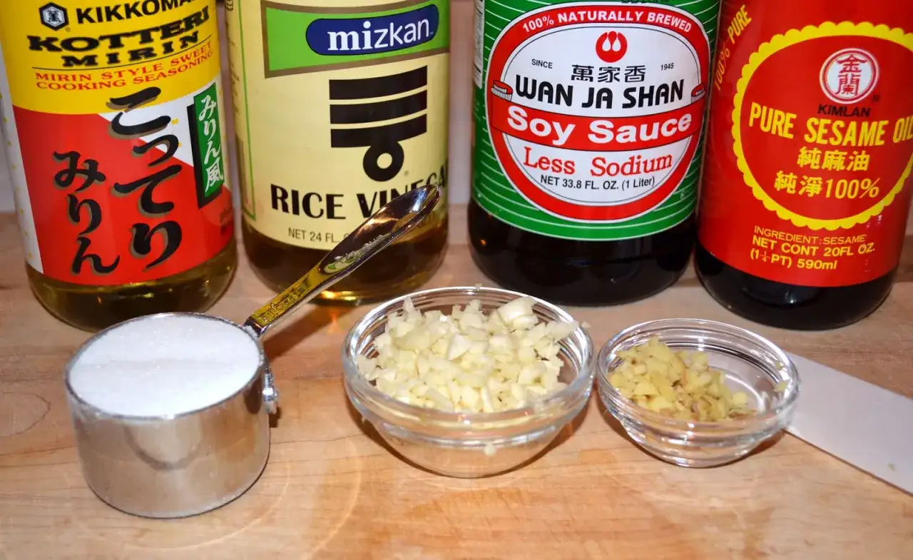 Ingredienser för teriyakisås: mirin, risvinäger, sojasås, sesamolja, socker, vitlök och ingefära.