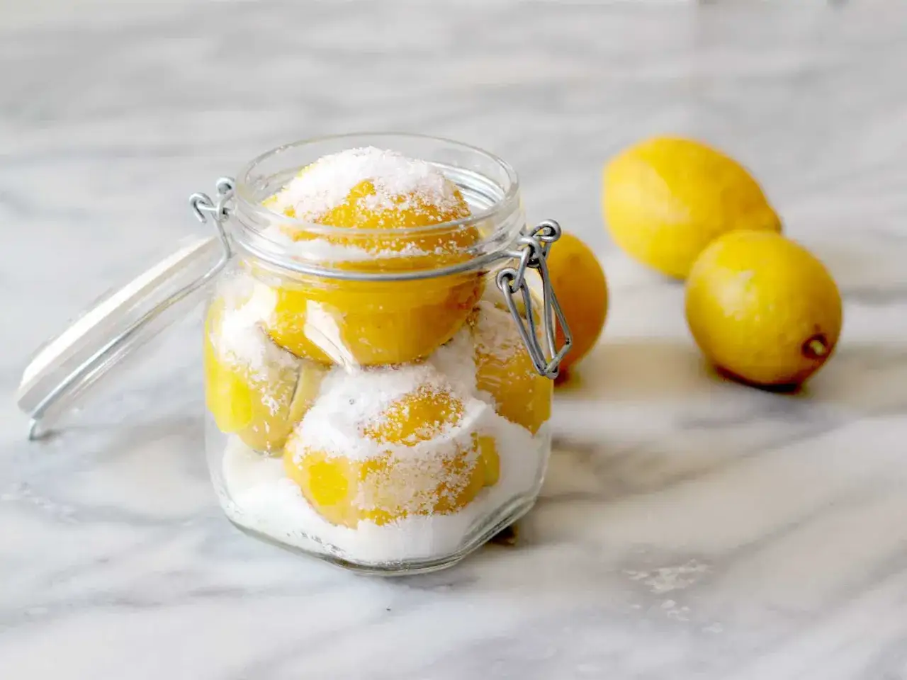 Burk med inlagda citroner och socker, perfekt f&ouml;r ett recept med inlagda citroner.