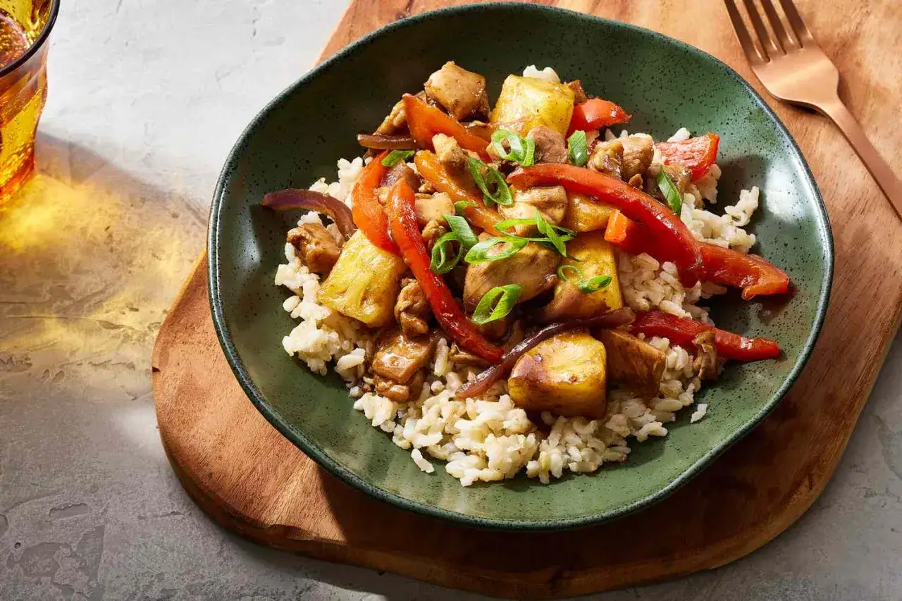 Kyckling med ananas och paprika i teriyaki marinad, serverad över ris.