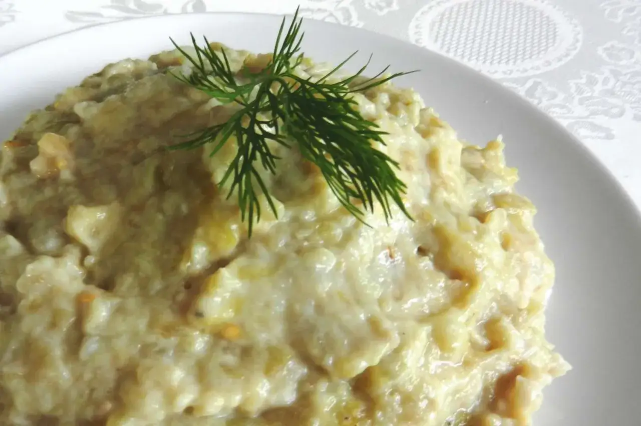 En krämig aubergineröra, en läcker imam bayildi, toppad med dill.