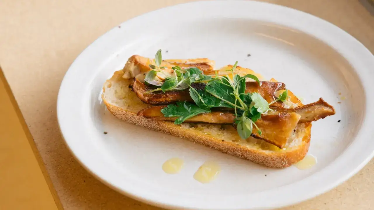En sm&ouml;rg&aring;s med stekt kungsmussling och &ouml;rter, perfekt f&ouml;r ett snabbt och gott kungsmussling recept.