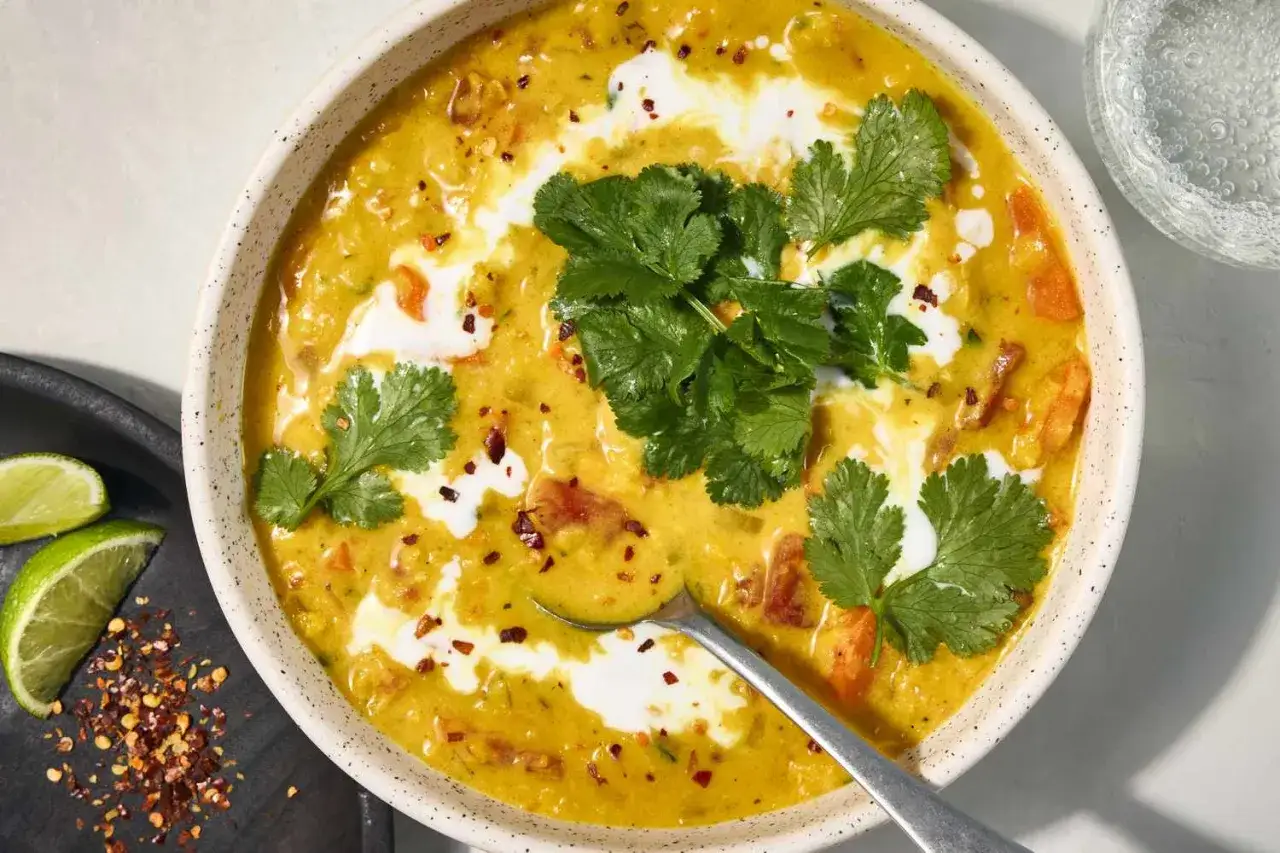 En krämig linssoppa med kokosmjölk, toppad med färsk koriander och chiliflakes. Ett perfekt linssoppa recept för en kall dag.