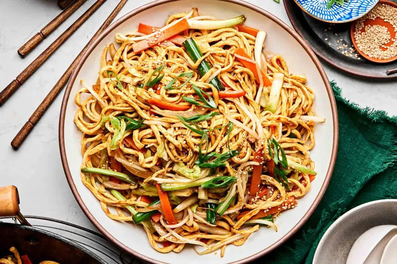 En stor skål med god wok med nudlar, grönsaker och sesamfrön.