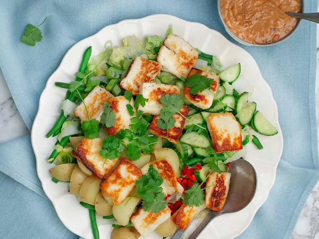 En fräsch sallad med stekt halloumi, potatis, gröna bönor, gurka och koriander, serverad med en jordnötsdressing. En härlig gado gado-inspirerad rätt.