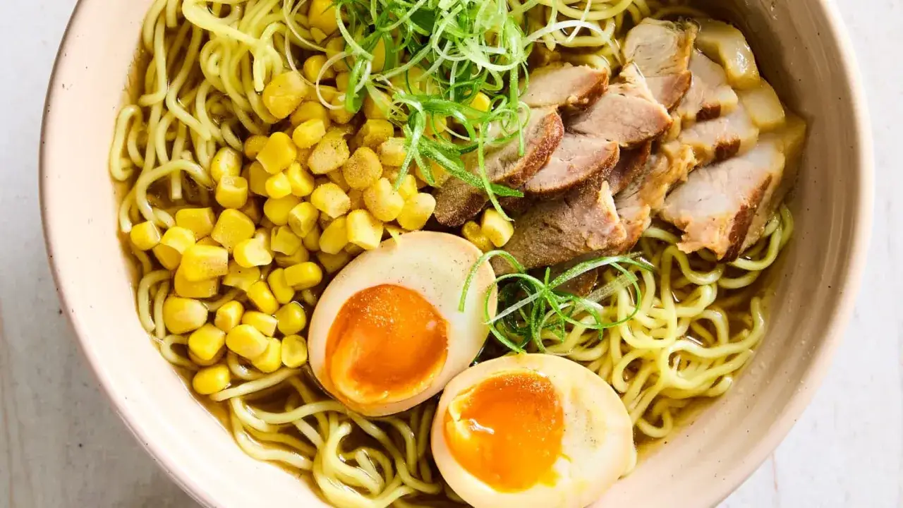 En skål med ramen, perfekt för ett snabbt och gott ramen recept. Med nudlar, majs, ägg och skivat fläsk.