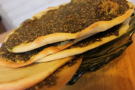 Manakish zaatar hemma - tunt bröd med rätt topping