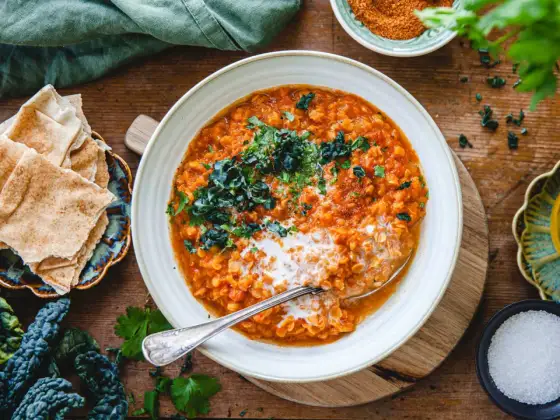 Krämig linssoppa med curry, kokosmjölk och lime
