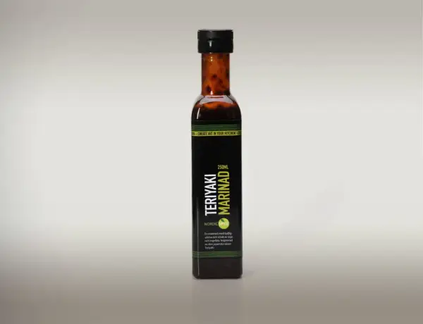Flaska med teriyaki marinad, perfekt för att skapa asiatiska smaker i köket.