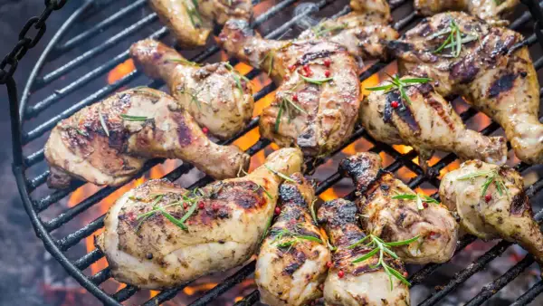 Grilla kyckling på gasolgrill. Perfekt temperatur ger gyllene, saftiga bitar med rosmarin och peppar.