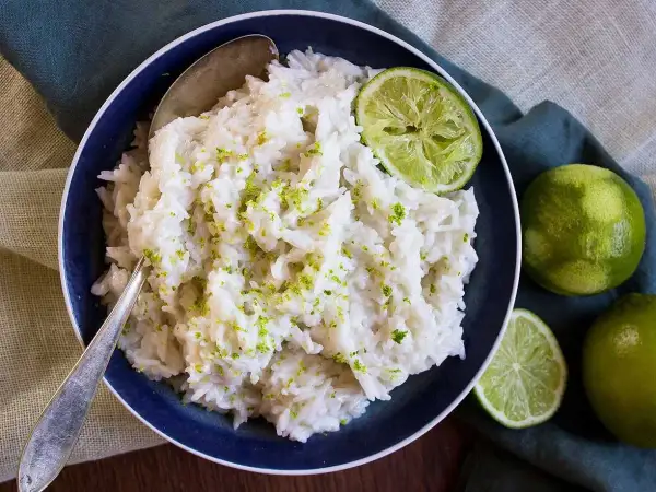 En skål med krämigt ris, strött med limezest. Enkel, men läcker, som en snabb nasi lemak.