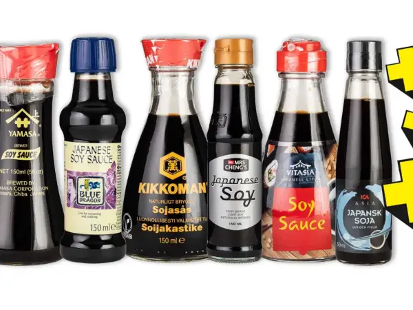 Flera flaskor med japansk eller kinesisk soja, inklusive märken som Yamasa, Kikkoman och ICA.