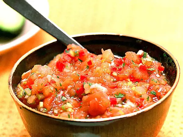 En skål med färsk pico de gallo, en klassisk mexikansk salsa med hackade tomater, lök, chili och koriander.