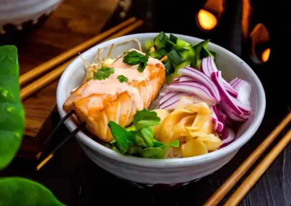 En läcker lax poke-bowl med ris, gurka, rödlök och ingefära. En krämig sås toppar den saftiga laxfilén.