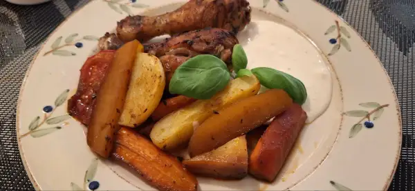 Ugnsrostade kycklingben med rotfrukter och en krämig sås. Perfekt marinad till kycklingbenen ger dem extra smak.