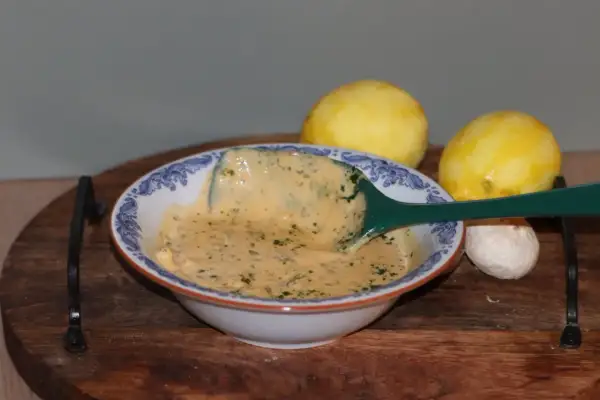 Krämig yoghurtsås till lamm, med citron och vitlök som tillbehör.