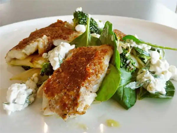 Ugnsbakad broccoli med panerad fisk och en krämig ostsås. En härlig och hälsosam rätt.