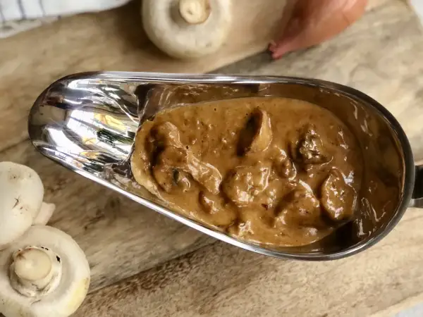 Krämig champinjonsås i serveringskanna, redo att serveras till din middag. Ett enkelt champinjonsås recept som lyfter vilken rätt som helst.