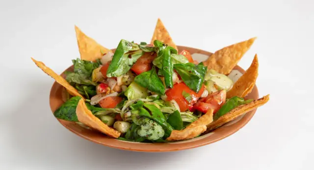 Fattoush med krispigt pitabröd - enkel guide med rätt syra